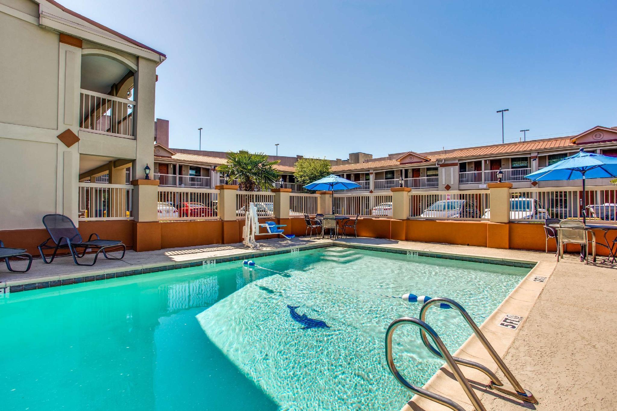 Quality Inn & Suites Dallas-Cityplace Exterior photo