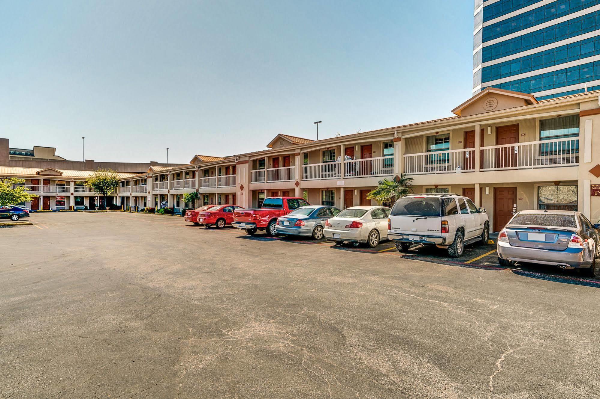 Quality Inn & Suites Dallas-Cityplace Exterior photo